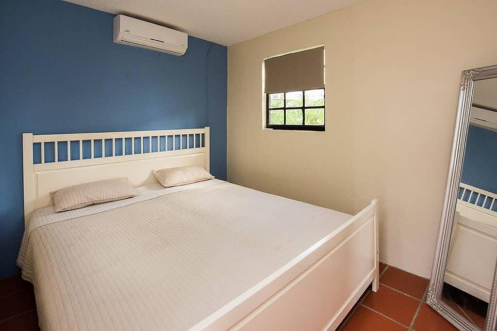 Smileys Apartment And Car Rental 빌렘스타트 외부 사진
